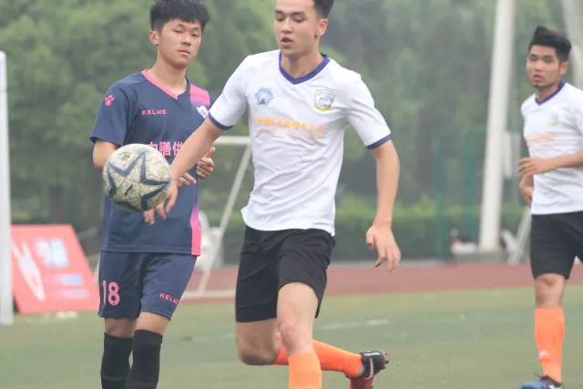 闫鹏飞22+12上海2-1晋级八强 首钢4人被驱逐